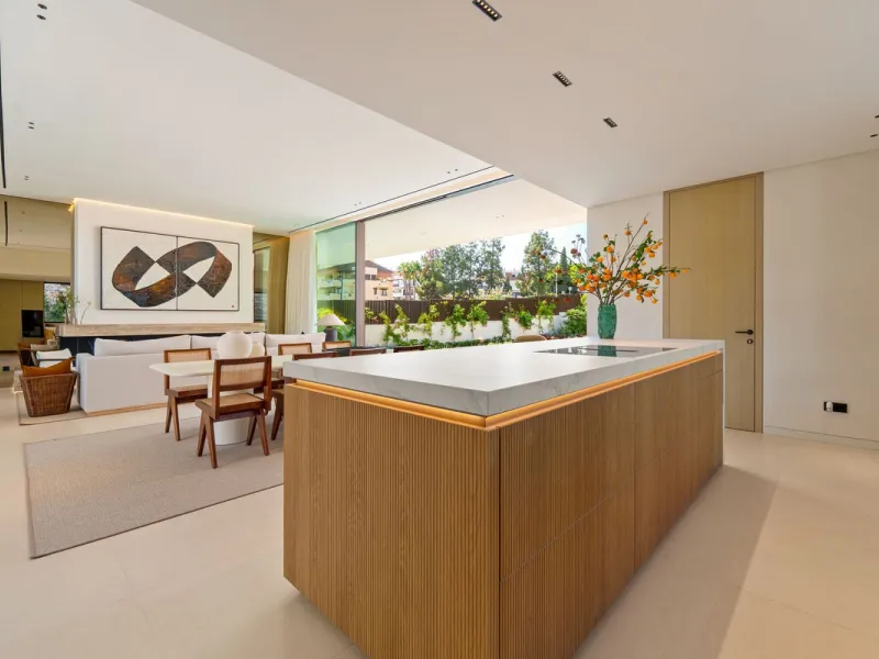 This villa is a masterpiece of contemporary architecture located in the prestigious Lomas de Marbella Club on Marbella's Golden Mile. Built across 1,460 m² on a 1,010 m² plot, this 5-bedroom residence embodies a perfect balance between elegance, privacy, 