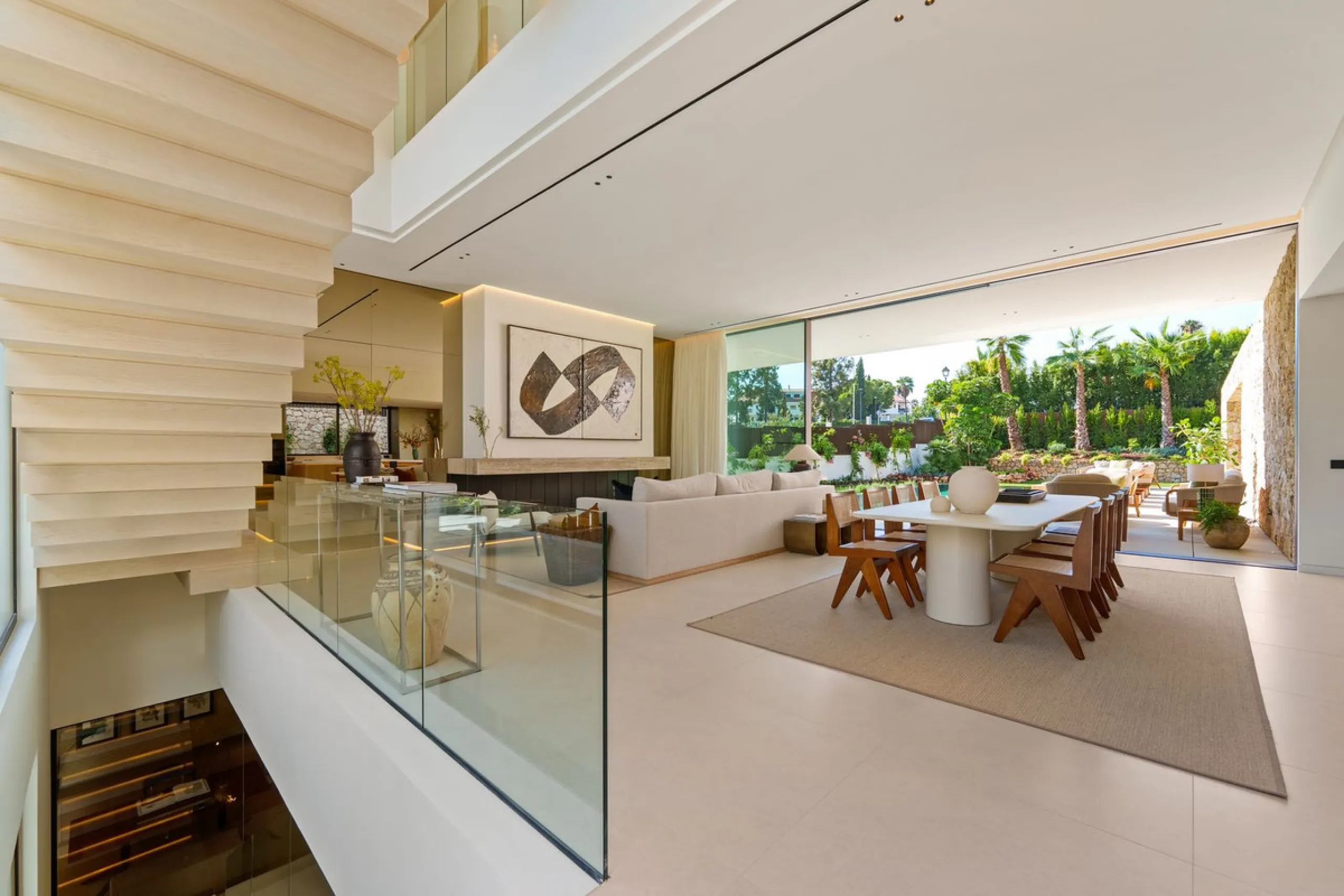 This villa is a masterpiece of contemporary architecture located in the prestigious Lomas de Marbella Club on Marbella's Golden Mile. Built across 1,460 m² on a 1,010 m² plot, this 5-bedroom residence embodies a perfect balance between elegance, privacy, 