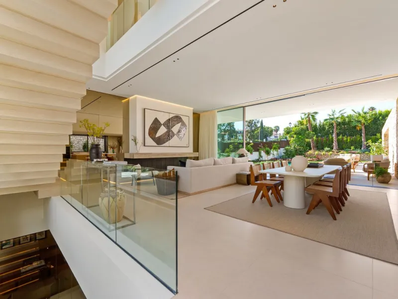 This villa is a masterpiece of contemporary architecture located in the prestigious Lomas de Marbella Club on Marbella's Golden Mile. Built across 1,460 m² on a 1,010 m² plot, this 5-bedroom residence embodies a perfect balance between elegance, privacy, 