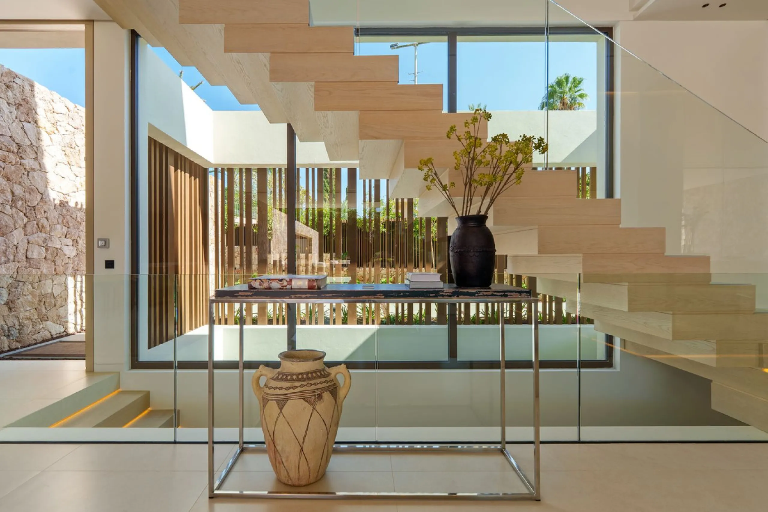 This villa is a masterpiece of contemporary architecture located in the prestigious Lomas de Marbella Club on Marbella's Golden Mile. Built across 1,460 m² on a 1,010 m² plot, this 5-bedroom residence embodies a perfect balance between elegance, privacy, 
