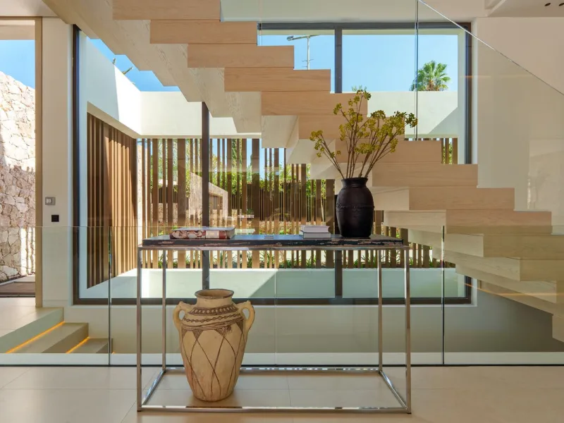 This villa is a masterpiece of contemporary architecture located in the prestigious Lomas de Marbella Club on Marbella's Golden Mile. Built across 1,460 m² on a 1,010 m² plot, this 5-bedroom residence embodies a perfect balance between elegance, privacy, 