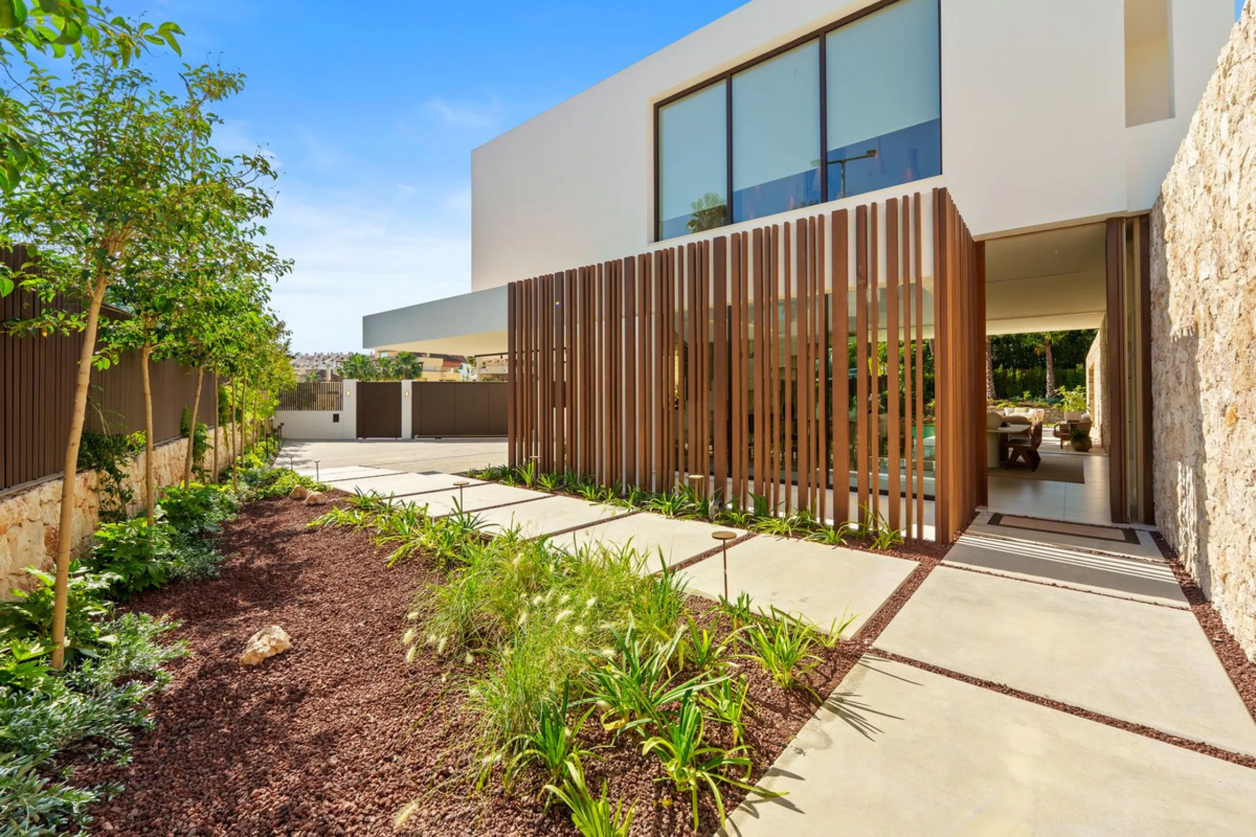 This villa is a masterpiece of contemporary architecture located in the prestigious Lomas de Marbella Club on Marbella's Golden Mile. Built across 1,460 m² on a 1,010 m² plot, this 5-bedroom residence embodies a perfect balance between elegance, privacy, 