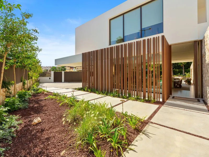This villa is a masterpiece of contemporary architecture located in the prestigious Lomas de Marbella Club on Marbella's Golden Mile. Built across 1,460 m² on a 1,010 m² plot, this 5-bedroom residence embodies a perfect balance between elegance, privacy, 
