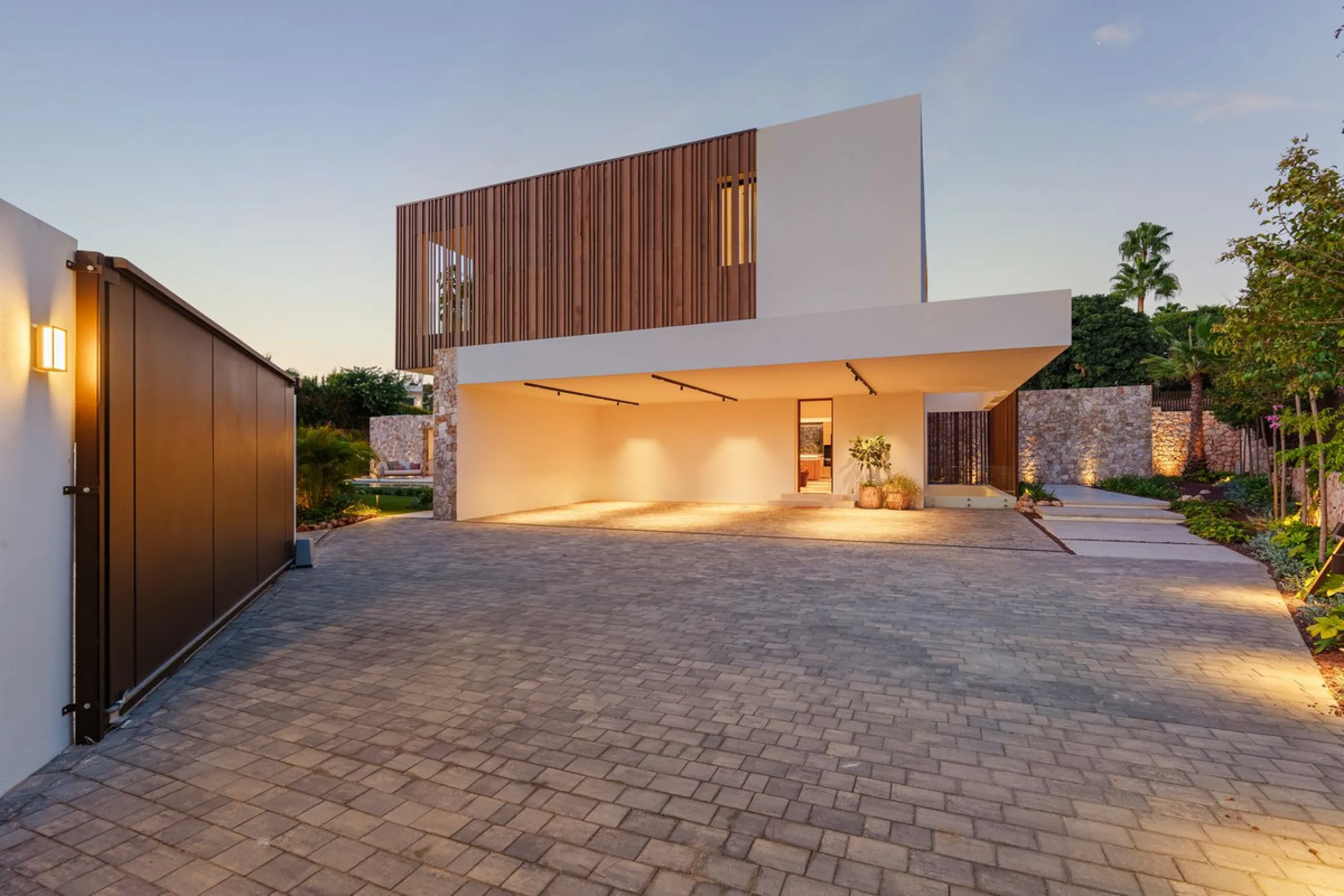 This villa is a masterpiece of contemporary architecture located in the prestigious Lomas de Marbella Club on Marbella's Golden Mile. Built across 1,460 m² on a 1,010 m² plot, this 5-bedroom residence embodies a perfect balance between elegance, privacy, 