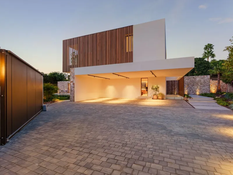 This villa is a masterpiece of contemporary architecture located in the prestigious Lomas de Marbella Club on Marbella's Golden Mile. Built across 1,460 m² on a 1,010 m² plot, this 5-bedroom residence embodies a perfect balance between elegance, privacy, 