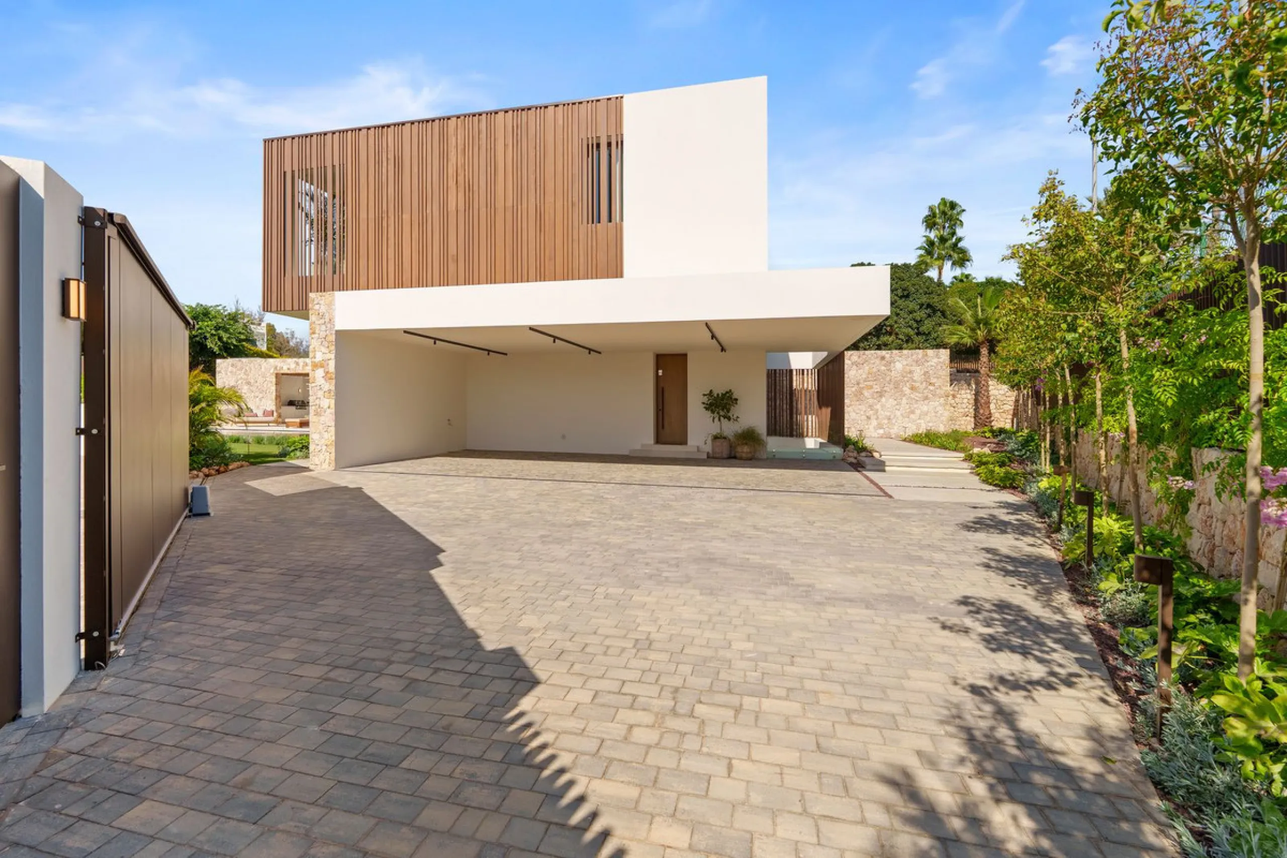 This villa is a masterpiece of contemporary architecture located in the prestigious Lomas de Marbella Club on Marbella's Golden Mile. Built across 1,460 m² on a 1,010 m² plot, this 5-bedroom residence embodies a perfect balance between elegance, privacy, 