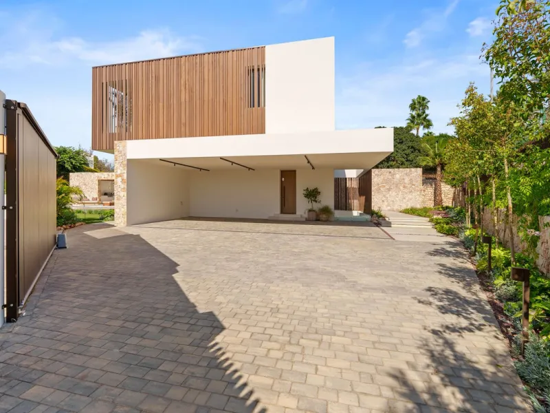 This villa is a masterpiece of contemporary architecture located in the prestigious Lomas de Marbella Club on Marbella's Golden Mile. Built across 1,460 m² on a 1,010 m² plot, this 5-bedroom residence embodies a perfect balance between elegance, privacy, 