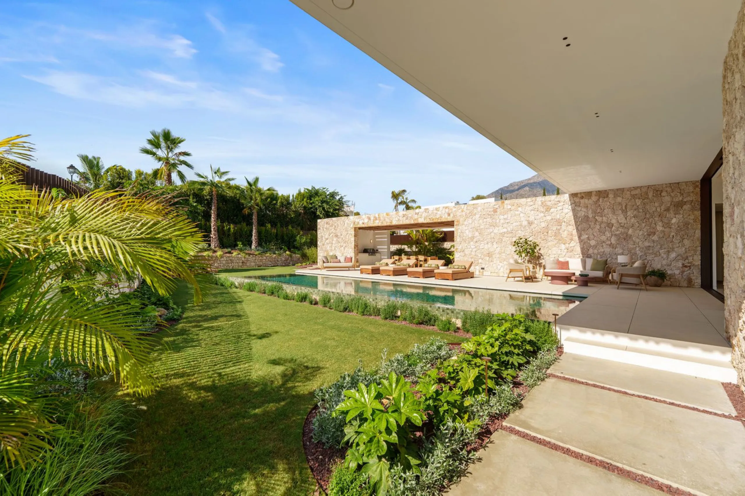 This villa is a masterpiece of contemporary architecture located in the prestigious Lomas de Marbella Club on Marbella's Golden Mile. Built across 1,460 m² on a 1,010 m² plot, this 5-bedroom residence embodies a perfect balance between elegance, privacy, 