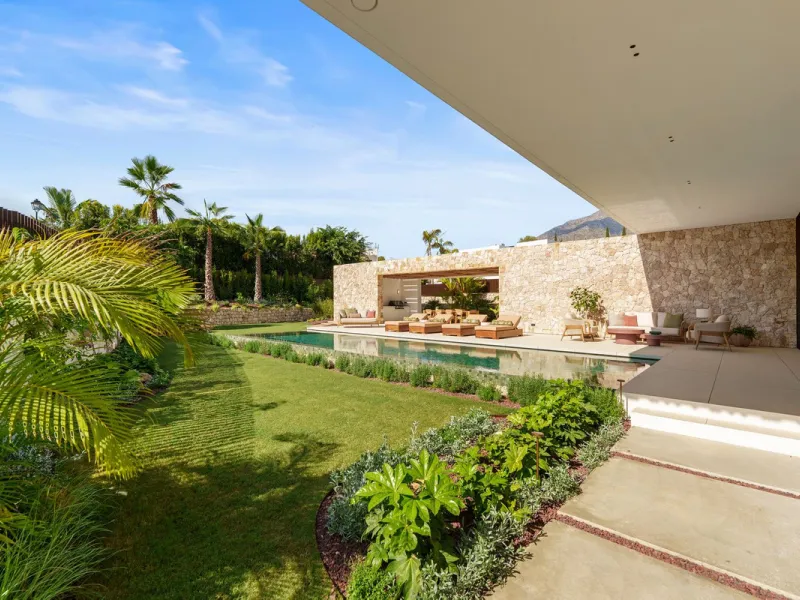 This villa is a masterpiece of contemporary architecture located in the prestigious Lomas de Marbella Club on Marbella's Golden Mile. Built across 1,460 m² on a 1,010 m² plot, this 5-bedroom residence embodies a perfect balance between elegance, privacy, 