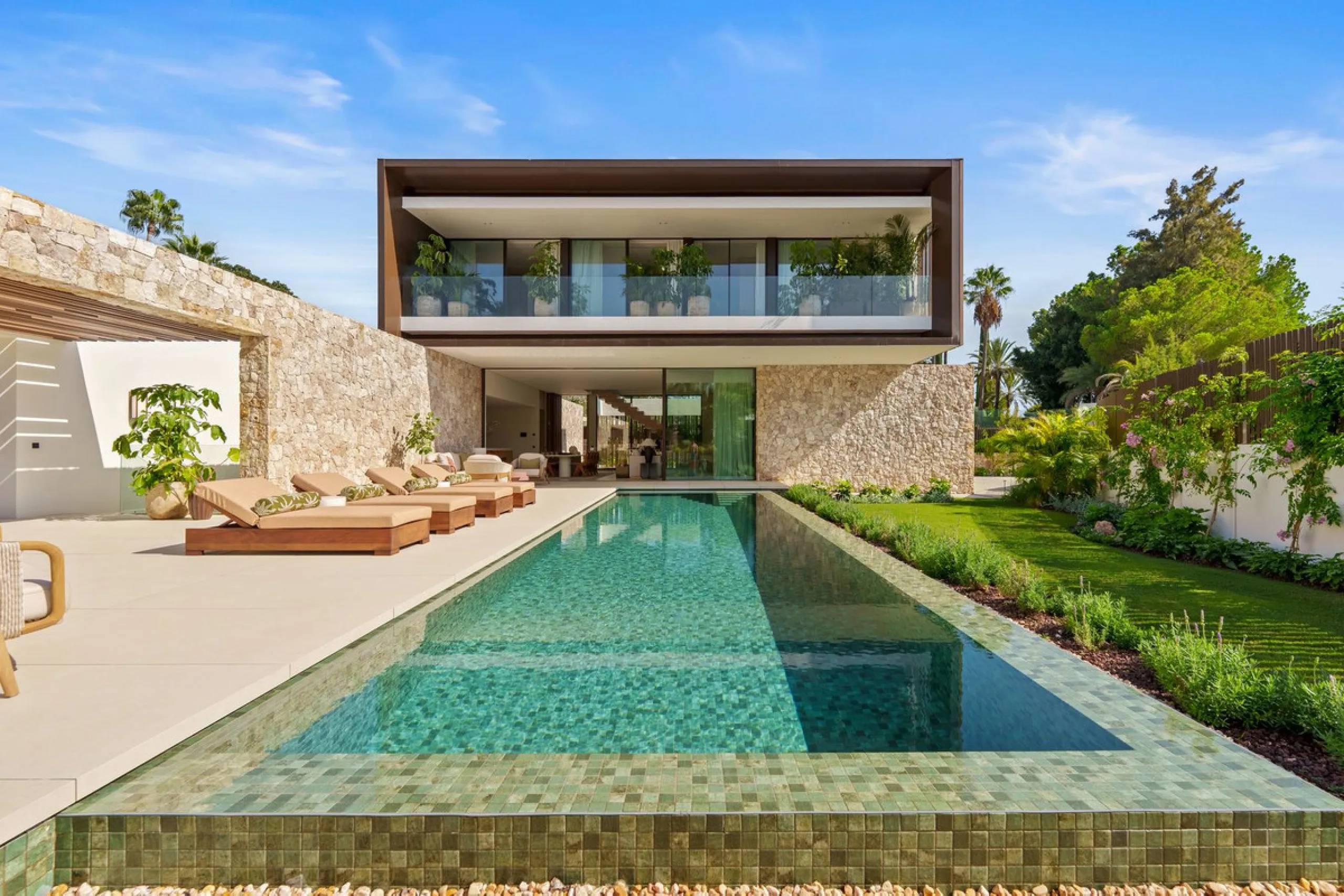 This villa is a masterpiece of contemporary architecture located in the prestigious Lomas de Marbella Club on Marbella's Golden Mile. Built across 1,460 m² on a 1,010 m² plot, this 5-bedroom residence embodies a perfect balance between elegance, privacy, 