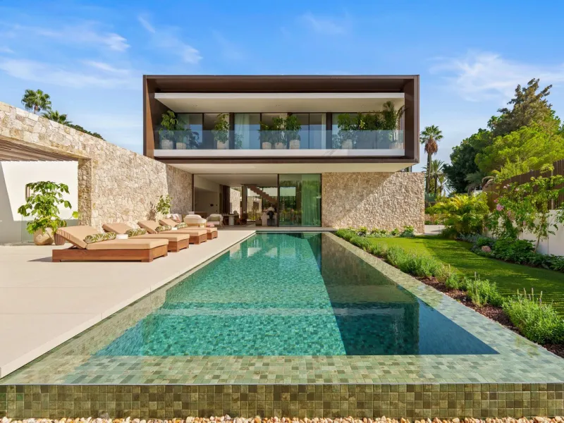 This villa is a masterpiece of contemporary architecture located in the prestigious Lomas de Marbella Club on Marbella's Golden Mile. Built across 1,460 m² on a 1,010 m² plot, this 5-bedroom residence embodies a perfect balance between elegance, privacy, 