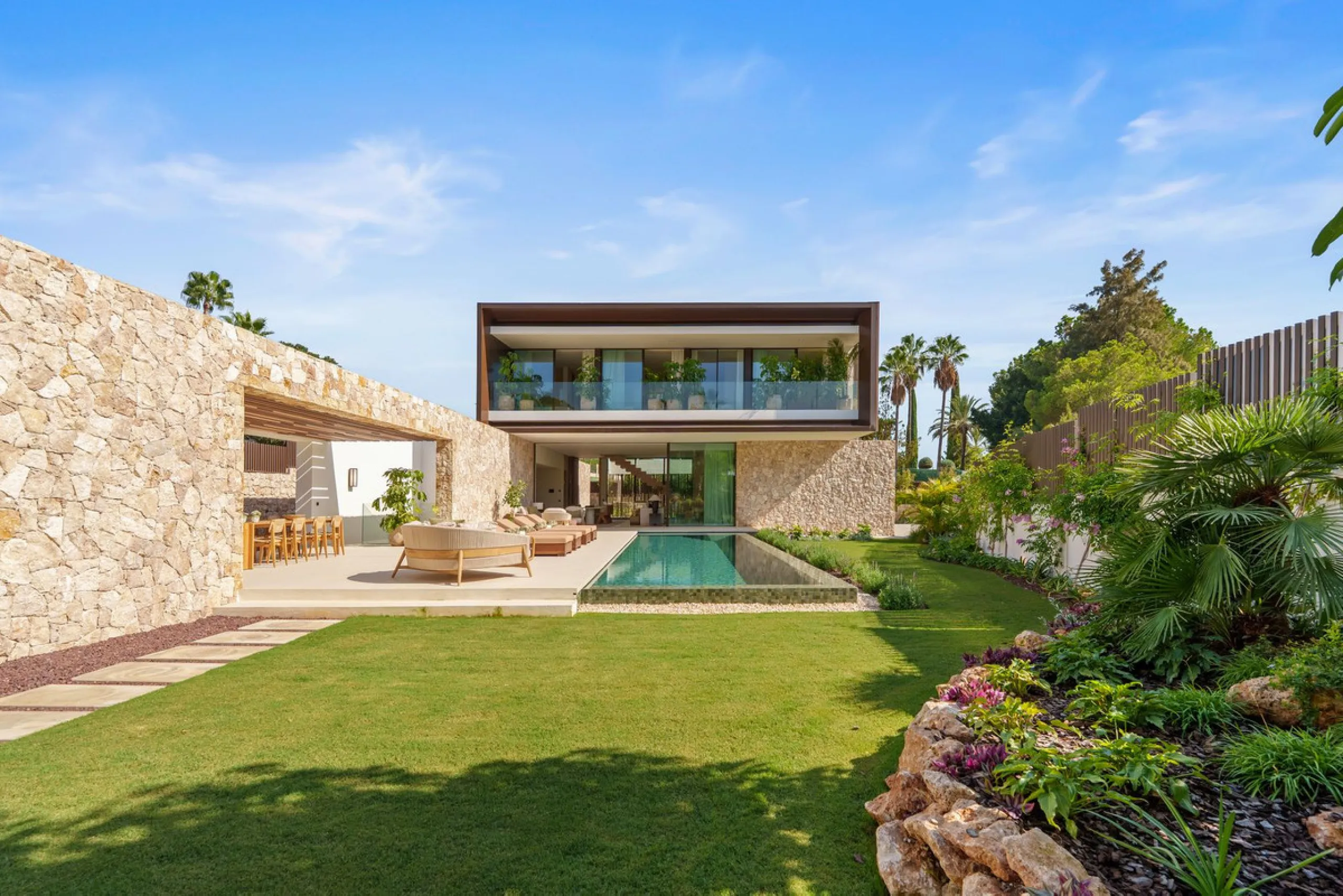 This villa is a masterpiece of contemporary architecture located in the prestigious Lomas de Marbella Club on Marbella's Golden Mile. Built across 1,460 m² on a 1,010 m² plot, this 5-bedroom residence embodies a perfect balance between elegance, privacy, 