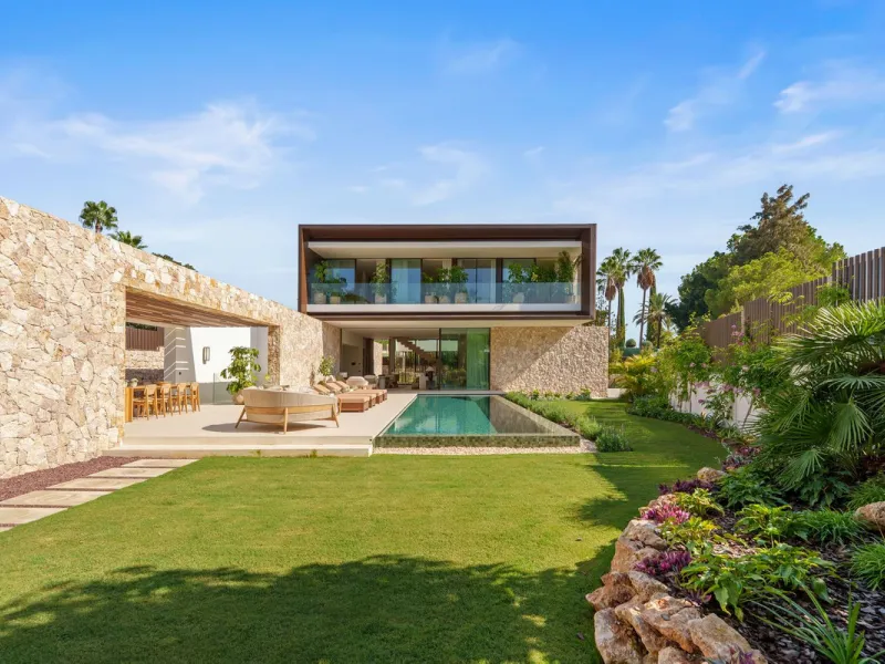 This villa is a masterpiece of contemporary architecture located in the prestigious Lomas de Marbella Club on Marbella's Golden Mile. Built across 1,460 m² on a 1,010 m² plot, this 5-bedroom residence embodies a perfect balance between elegance, privacy, 