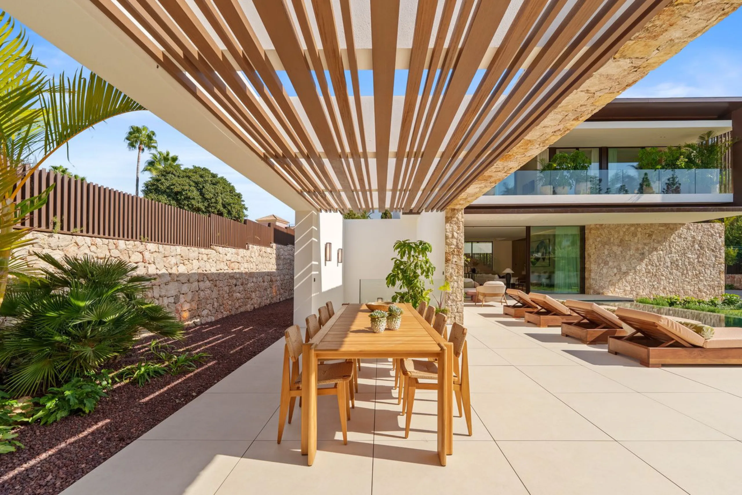 This villa is a masterpiece of contemporary architecture located in the prestigious Lomas de Marbella Club on Marbella's Golden Mile. Built across 1,460 m² on a 1,010 m² plot, this 5-bedroom residence embodies a perfect balance between elegance, privacy, 