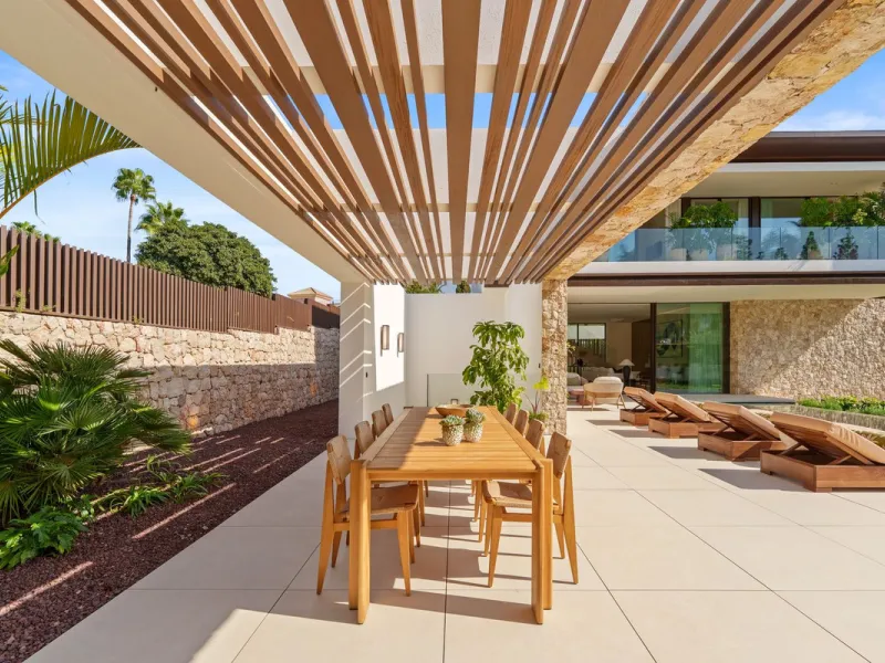 This villa is a masterpiece of contemporary architecture located in the prestigious Lomas de Marbella Club on Marbella's Golden Mile. Built across 1,460 m² on a 1,010 m² plot, this 5-bedroom residence embodies a perfect balance between elegance, privacy, 