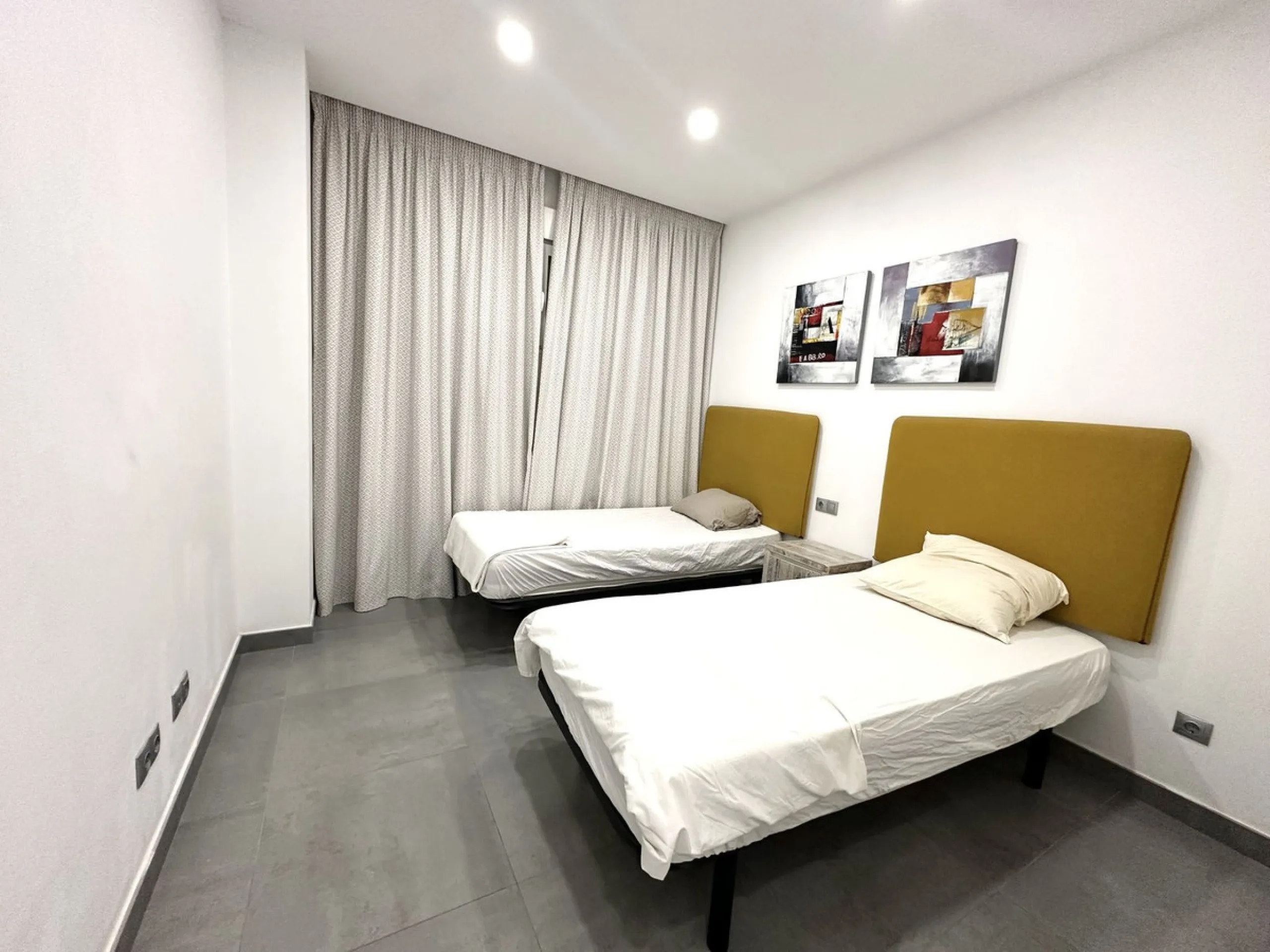 A unique opportunity in one of Marbella's most sought-after areas. This is the only apartment currently for sale in the Reservas de Los Naranjos development, a modern complex built in 2016 with just 26 neighbors, guaranteeing tranquility, privacy, and a w