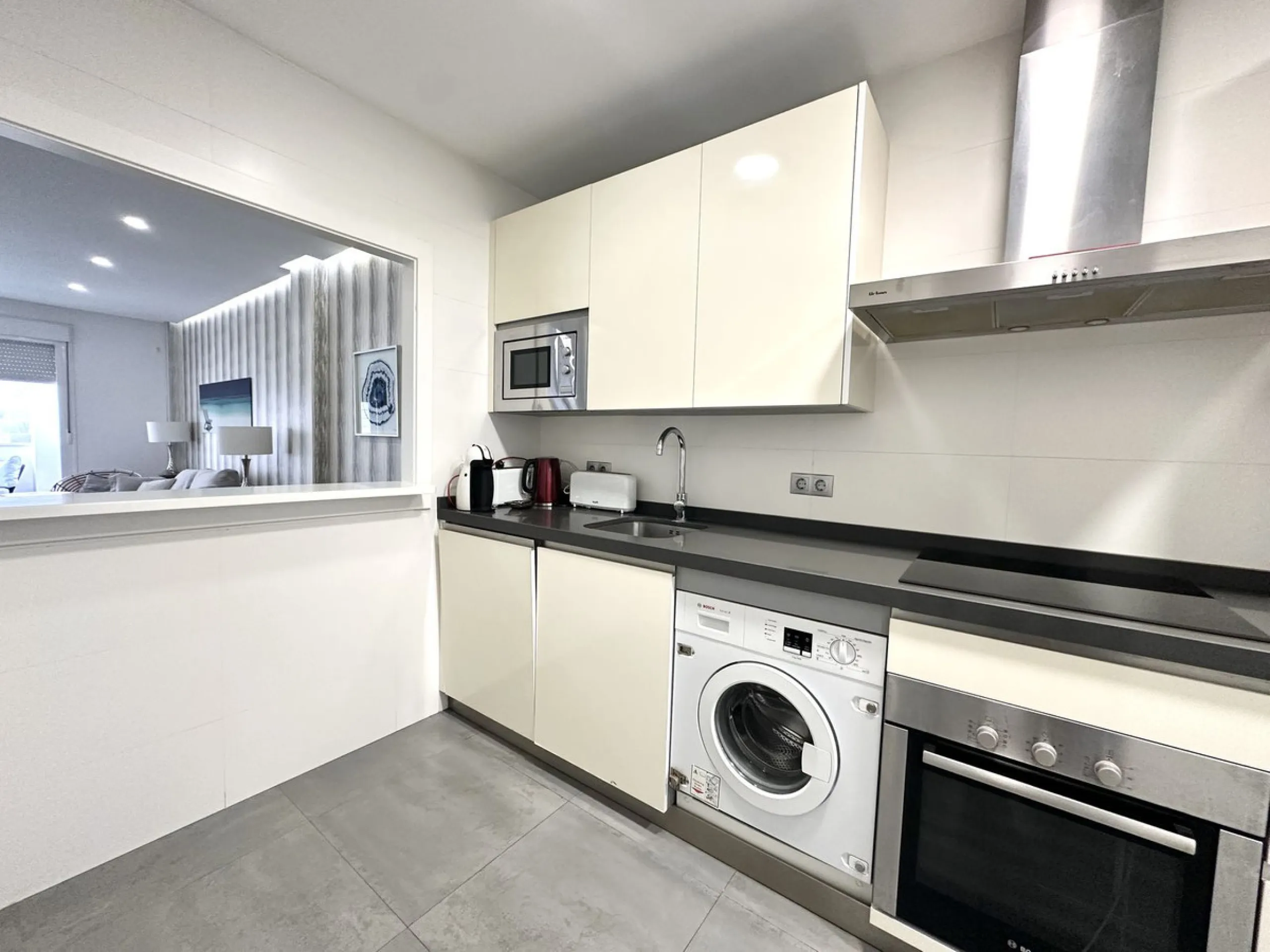 A unique opportunity in one of Marbella's most sought-after areas. This is the only apartment currently for sale in the Reservas de Los Naranjos development, a modern complex built in 2016 with just 26 neighbors, guaranteeing tranquility, privacy, and a w