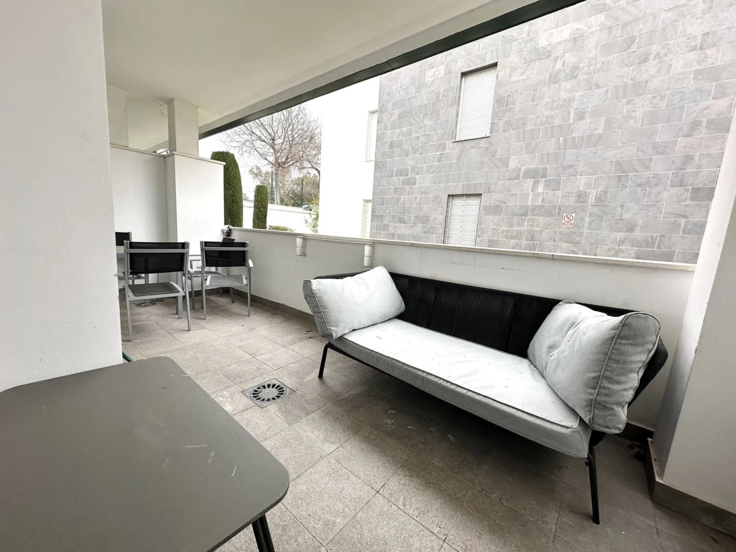 A unique opportunity in one of Marbella's most sought-after areas. This is the only apartment currently for sale in the Reservas de Los Naranjos development, a modern complex built in 2016 with just 26 neighbors, guaranteeing tranquility, privacy, and a w