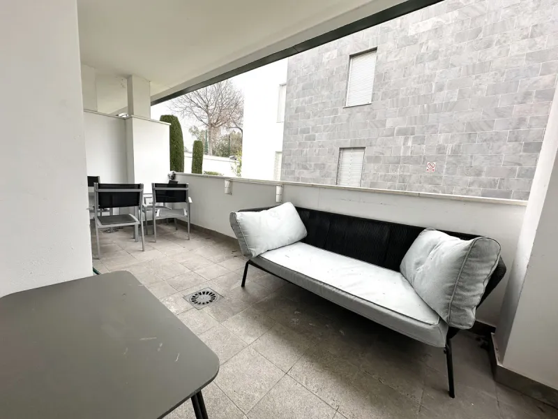 A unique opportunity in one of Marbella's most sought-after areas. This is the only apartment currently for sale in the Reservas de Los Naranjos development, a modern complex built in 2016 with just 26 neighbors, guaranteeing tranquility, privacy, and a w