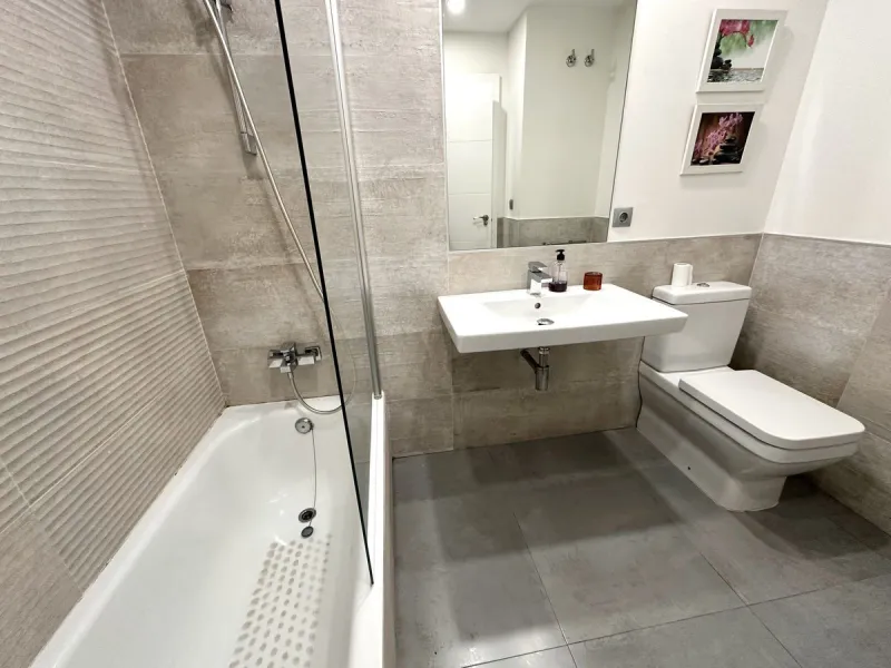 A unique opportunity in one of Marbella's most sought-after areas. This is the only apartment currently for sale in the Reservas de Los Naranjos development, a modern complex built in 2016 with just 26 neighbors, guaranteeing tranquility, privacy, and a w