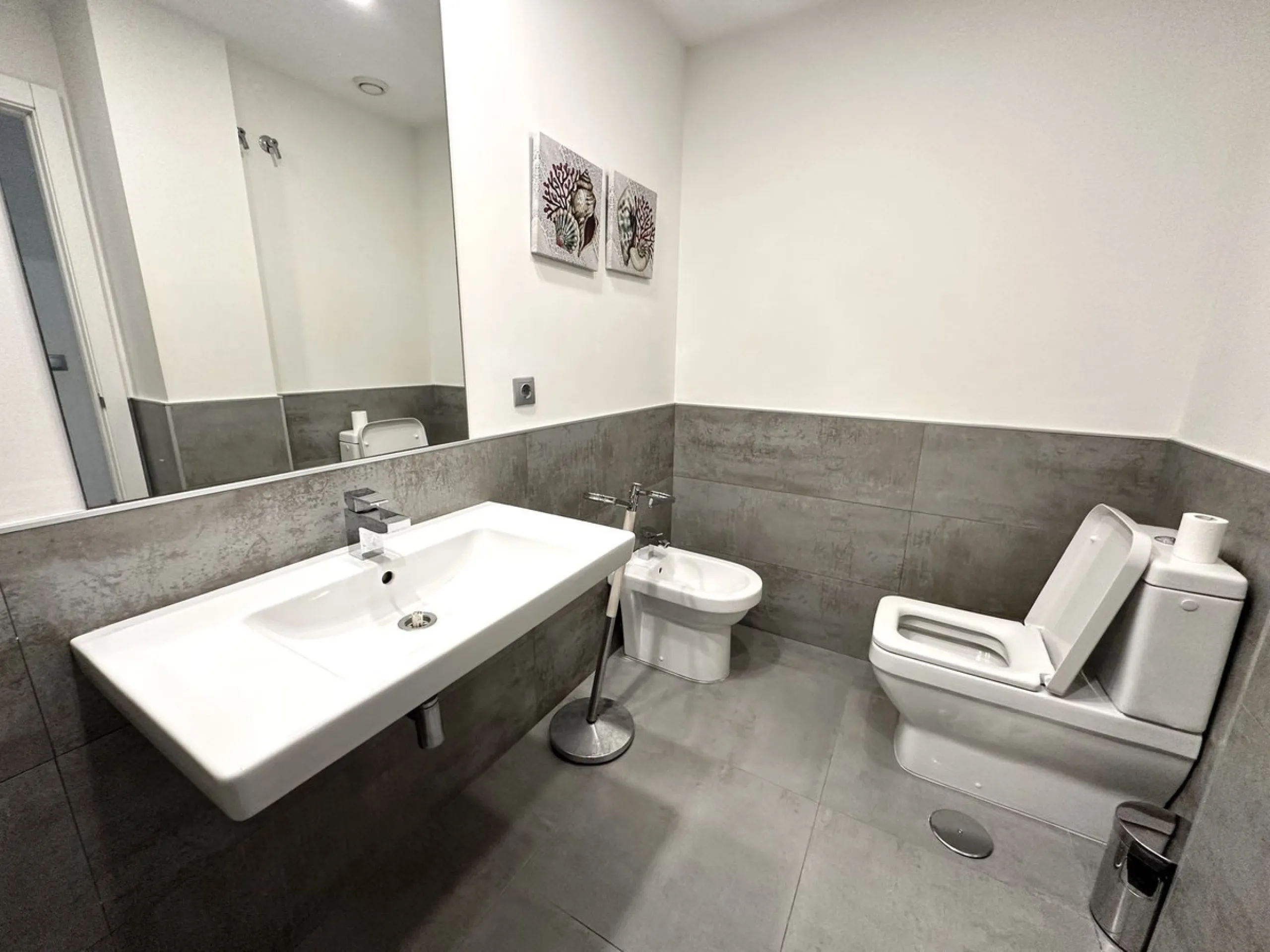 A unique opportunity in one of Marbella's most sought-after areas. This is the only apartment currently for sale in the Reservas de Los Naranjos development, a modern complex built in 2016 with just 26 neighbors, guaranteeing tranquility, privacy, and a w