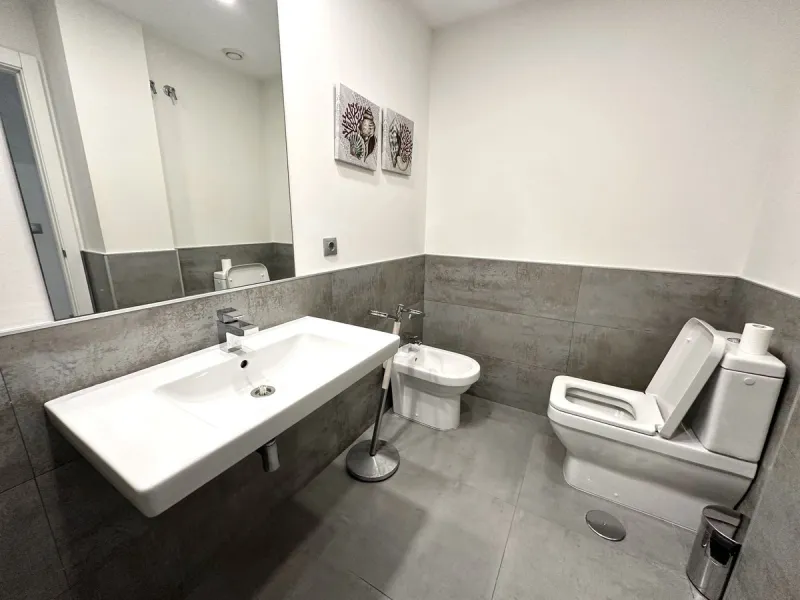 A unique opportunity in one of Marbella's most sought-after areas. This is the only apartment currently for sale in the Reservas de Los Naranjos development, a modern complex built in 2016 with just 26 neighbors, guaranteeing tranquility, privacy, and a w