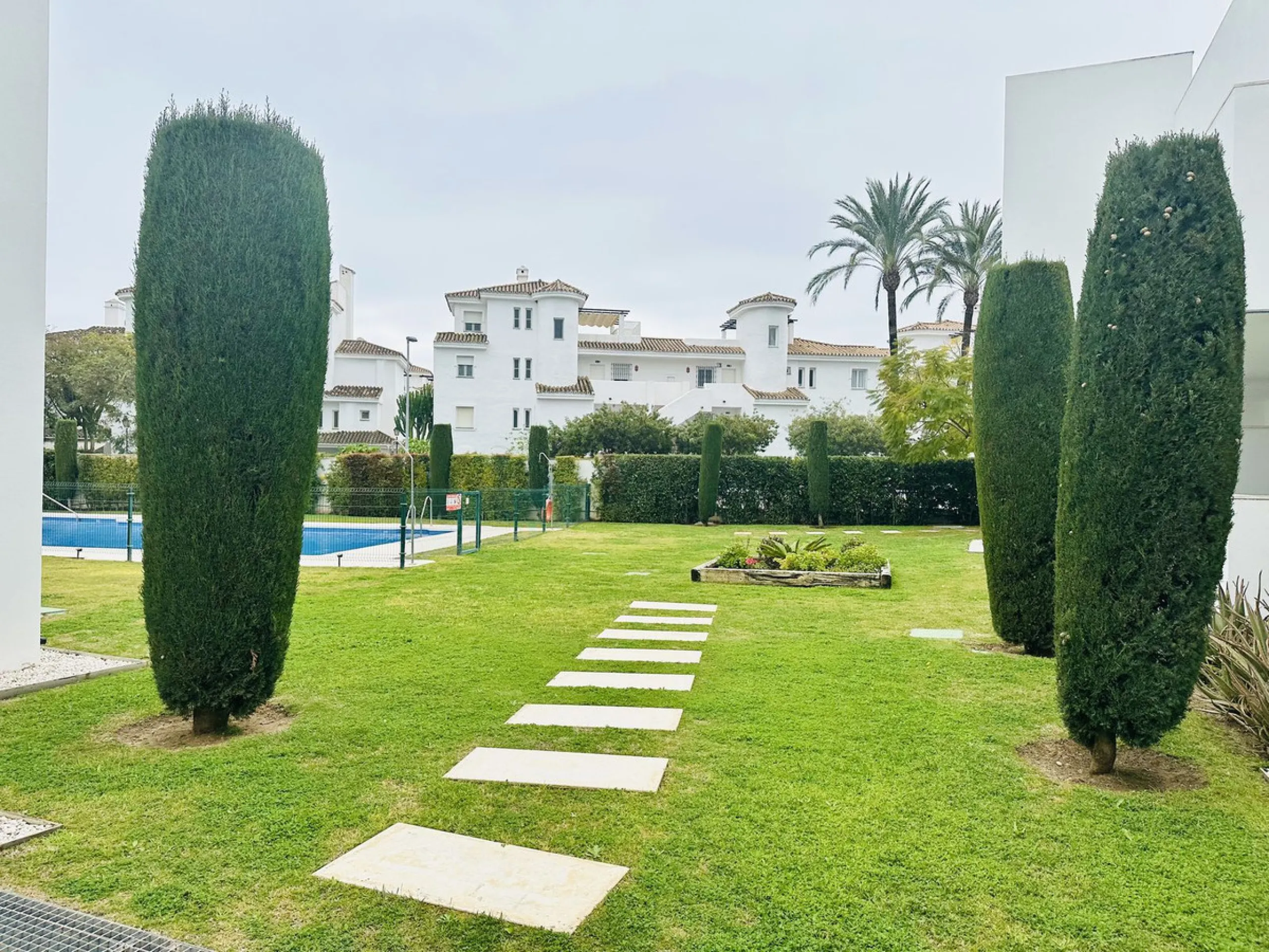 A unique opportunity in one of Marbella's most sought-after areas. This is the only apartment currently for sale in the Reservas de Los Naranjos development, a modern complex built in 2016 with just 26 neighbors, guaranteeing tranquility, privacy, and a w