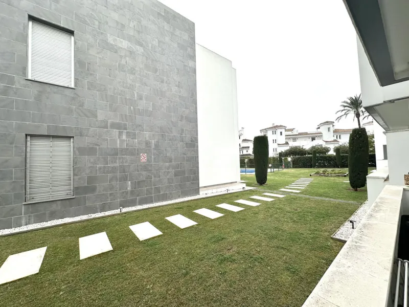 A unique opportunity in one of Marbella's most sought-after areas. This is the only apartment currently for sale in the Reservas de Los Naranjos development, a modern complex built in 2016 with just 26 neighbors, guaranteeing tranquility, privacy, and a w