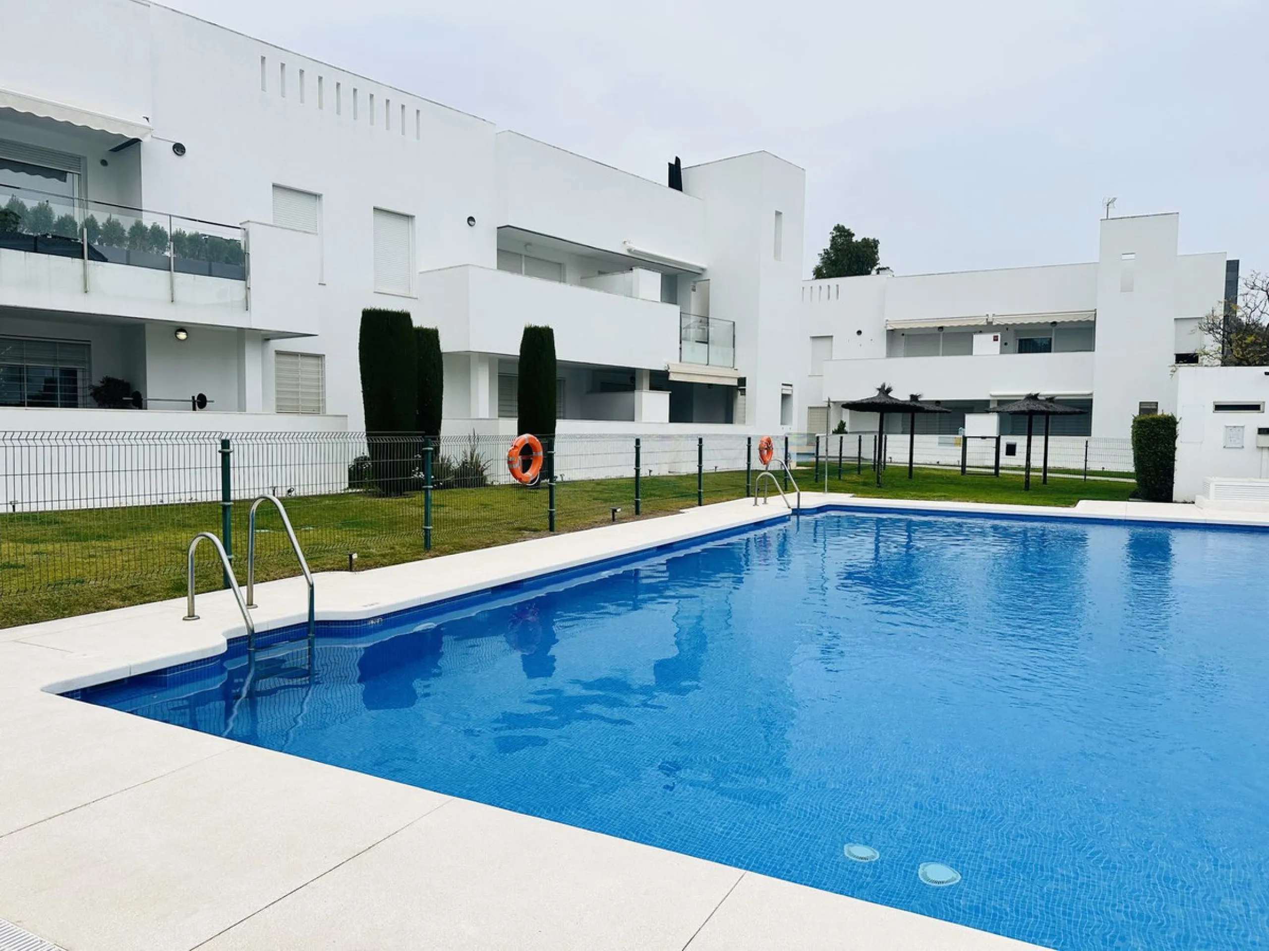 A unique opportunity in one of Marbella's most sought-after areas. This is the only apartment currently for sale in the Reservas de Los Naranjos development, a modern complex built in 2016 with just 26 neighbors, guaranteeing tranquility, privacy, and a w