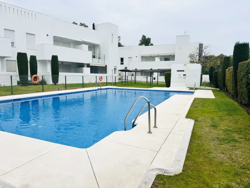 A unique opportunity in one of Marbella's most sought-after areas. This is the only apartment currently for sale in the Reservas de Los Naranjos development, a modern complex built in 2016 with just 26 neighbors, guaranteeing tranquility, privacy, and a w