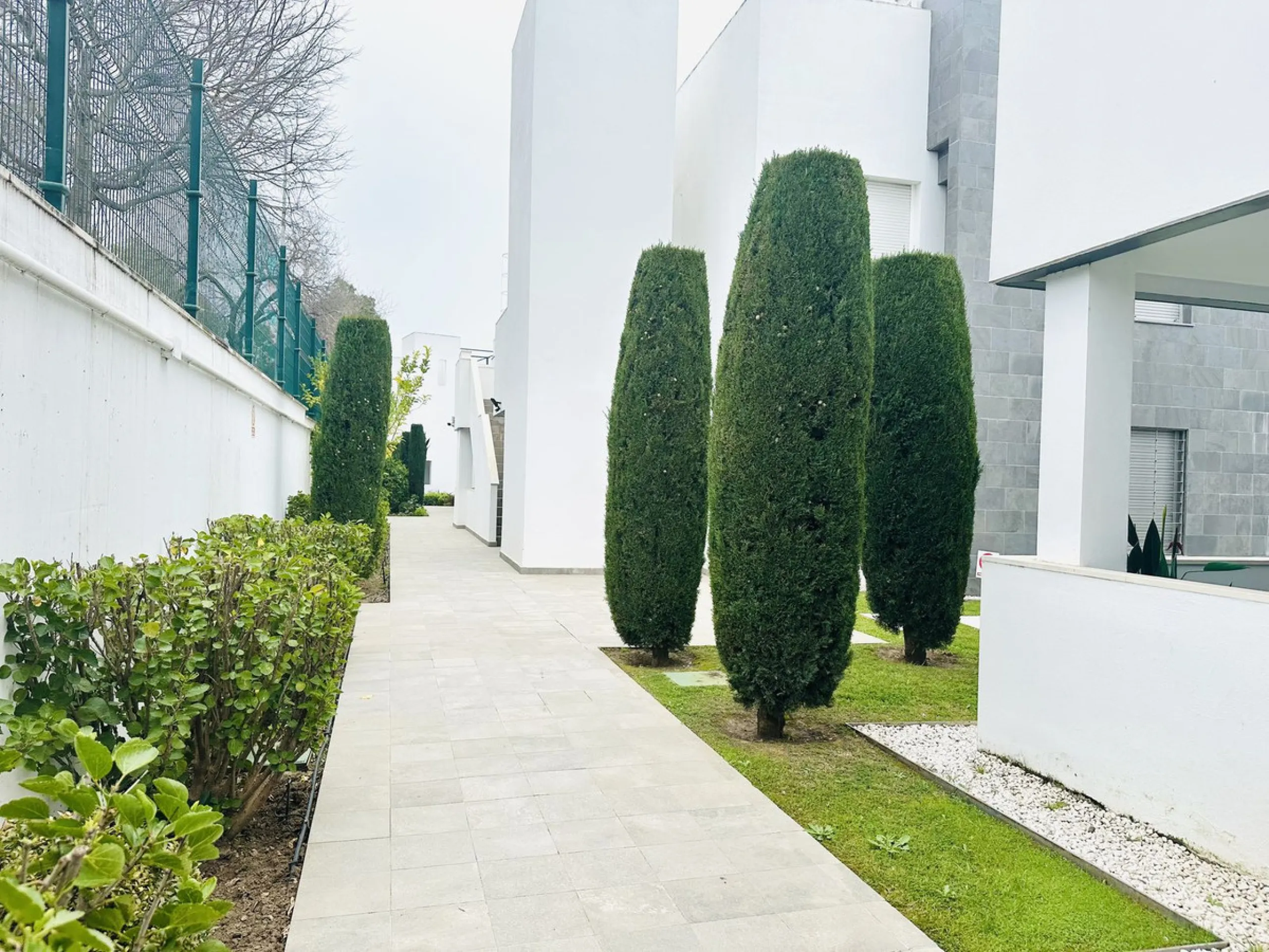 A unique opportunity in one of Marbella's most sought-after areas. This is the only apartment currently for sale in the Reservas de Los Naranjos development, a modern complex built in 2016 with just 26 neighbors, guaranteeing tranquility, privacy, and a w