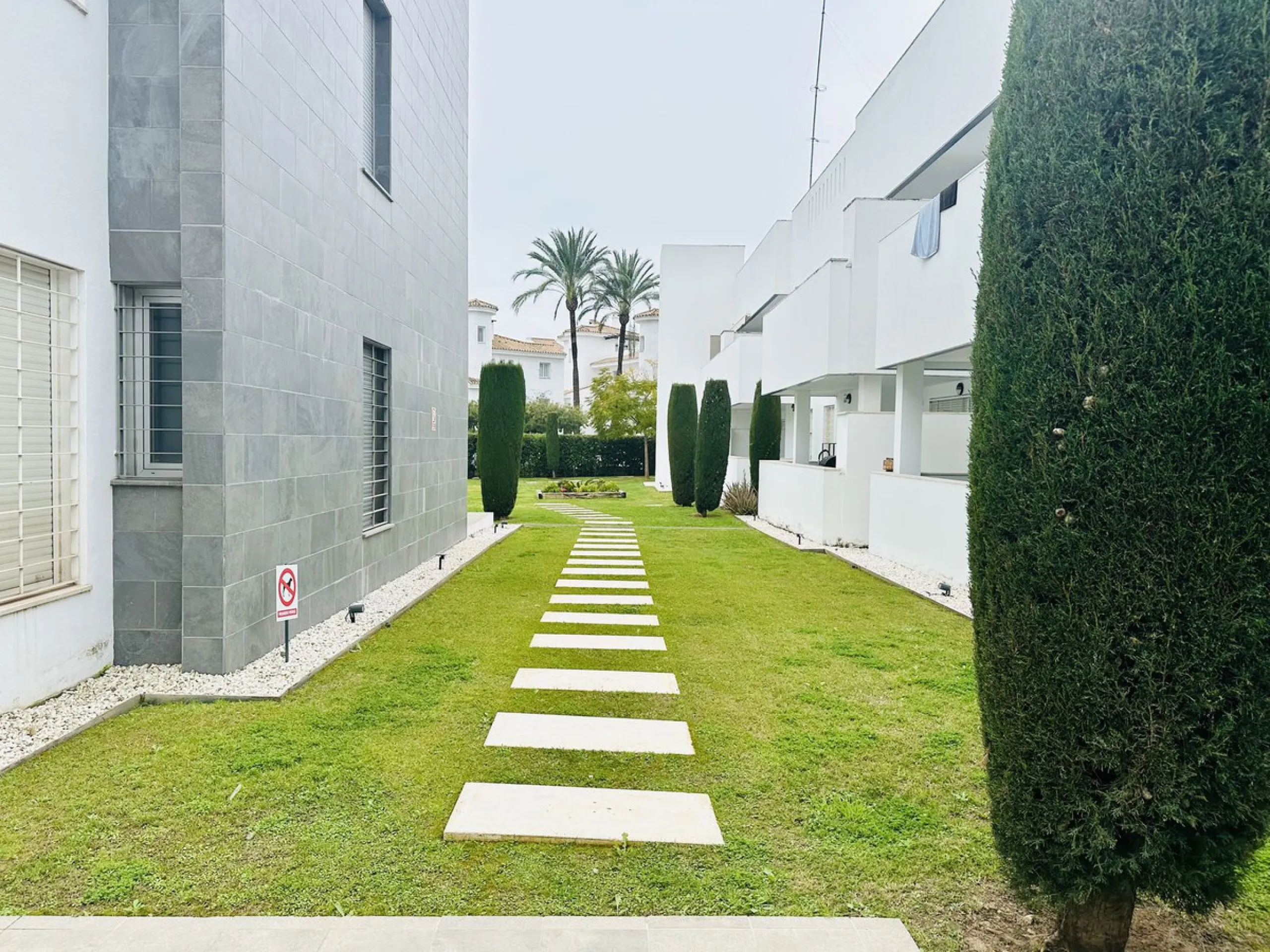 A unique opportunity in one of Marbella's most sought-after areas. This is the only apartment currently for sale in the Reservas de Los Naranjos development, a modern complex built in 2016 with just 26 neighbors, guaranteeing tranquility, privacy, and a w
