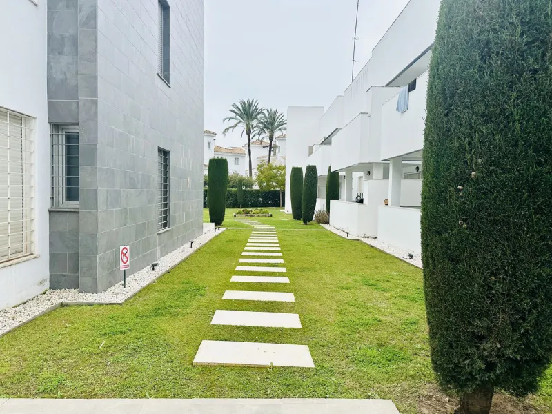 A unique opportunity in one of Marbella's most sought-after areas. This is the only apartment currently for sale in the Reservas de Los Naranjos development, a modern complex built in 2016 with just 26 neighbors, guaranteeing tranquility, privacy, and a w