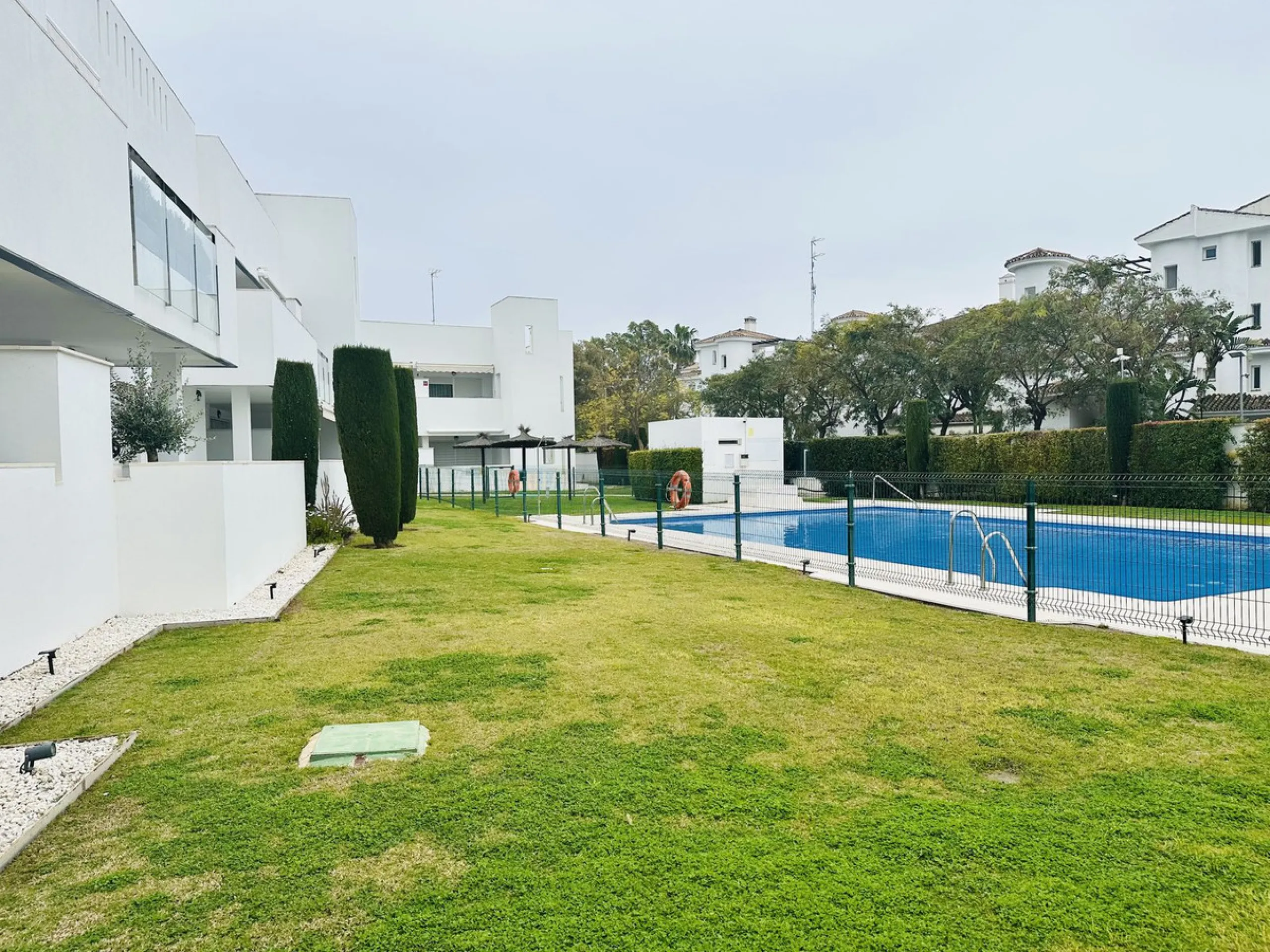 A unique opportunity in one of Marbella's most sought-after areas. This is the only apartment currently for sale in the Reservas de Los Naranjos development, a modern complex built in 2016 with just 26 neighbors, guaranteeing tranquility, privacy, and a w
