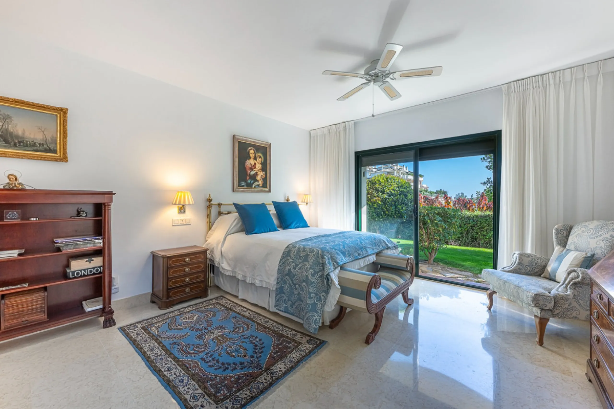 Exceptional south-facing apartment with great potential for extension in Capanes del Golf, Benahavís