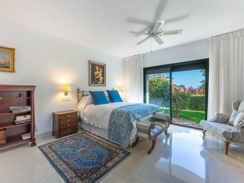 Exceptional south-facing apartment with great potential for extension in Capanes del Golf, Benahavís