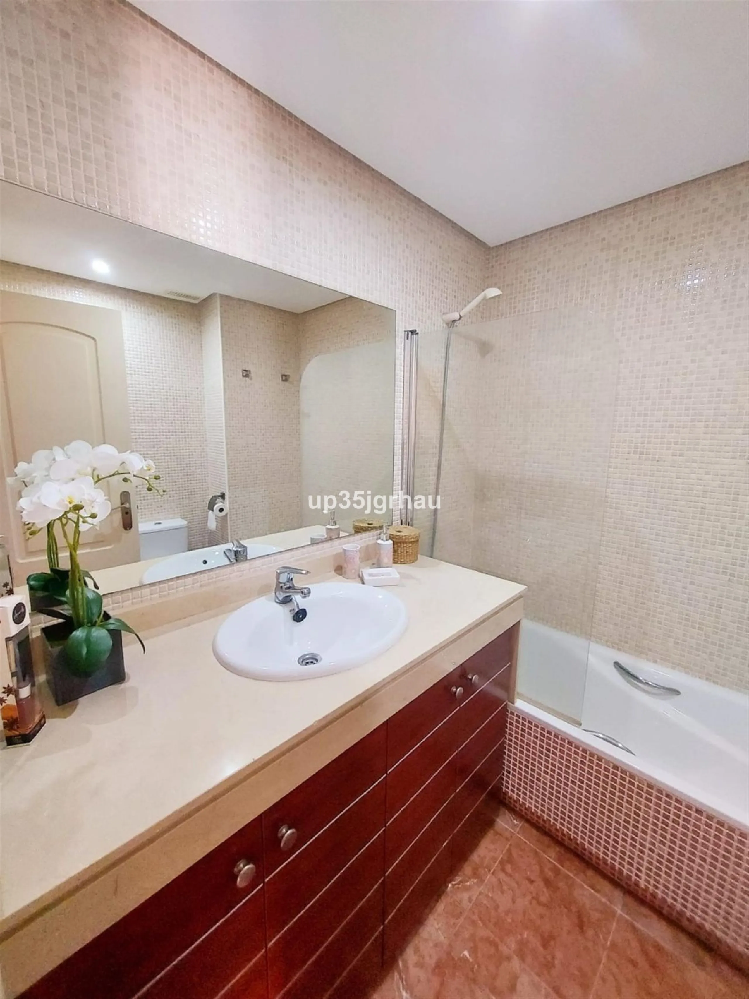 Fantastic ground floor apartment with private garden.