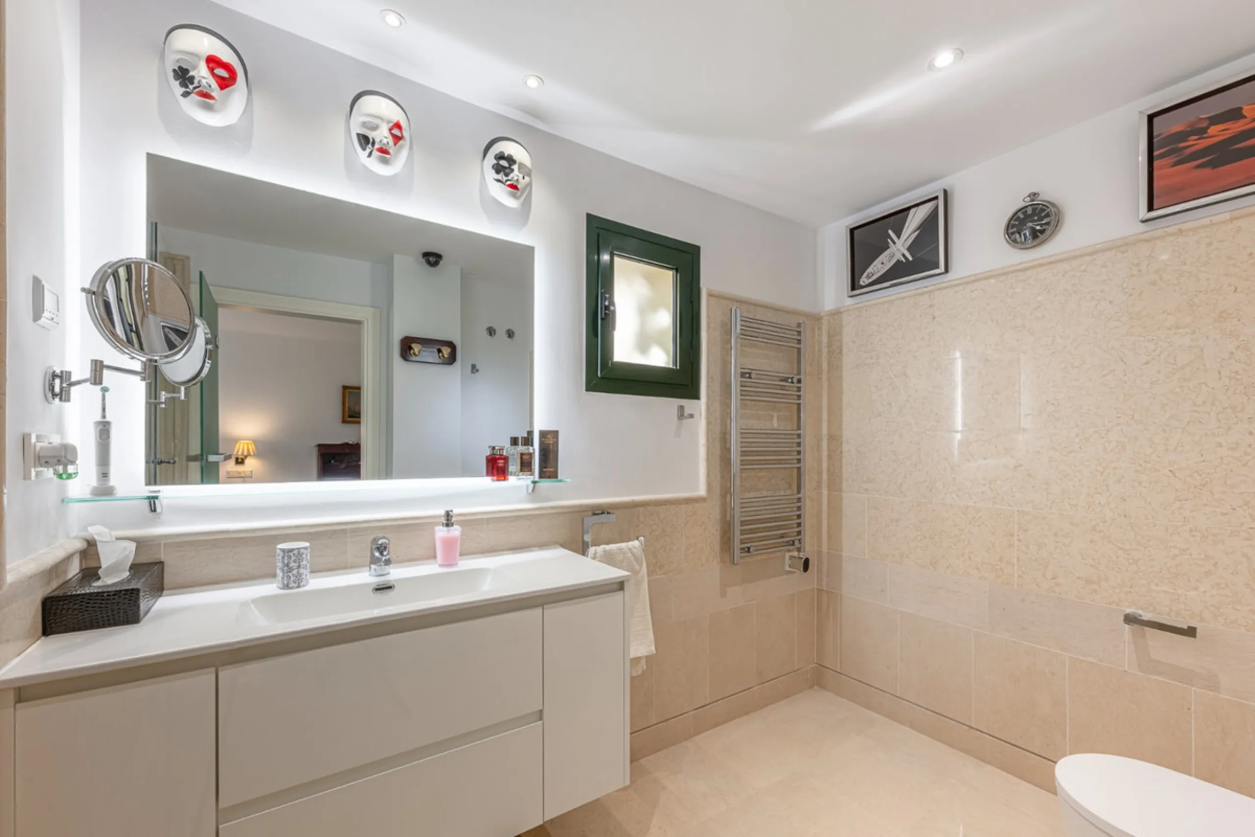 Exceptional south-facing apartment with great potential for extension in Capanes del Golf, Benahavís