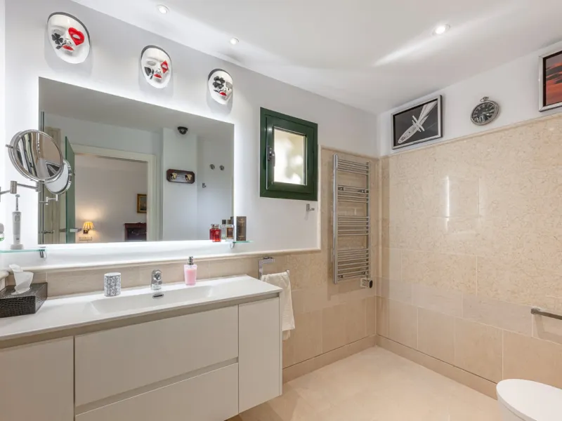 Exceptional south-facing apartment with great potential for extension in Capanes del Golf, Benahavís