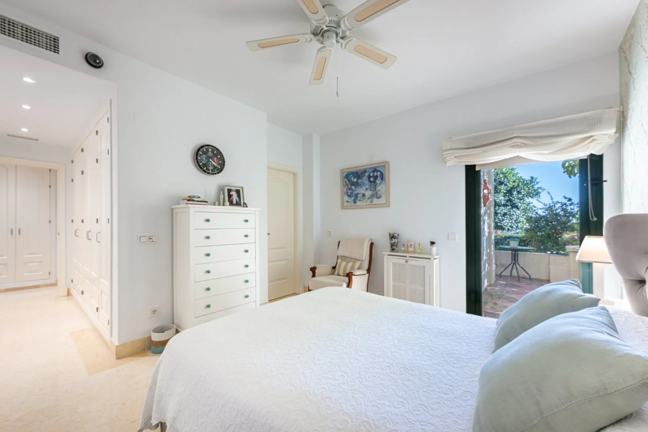 Exceptional south-facing apartment with great potential for extension in Capanes del Golf, Benahavís