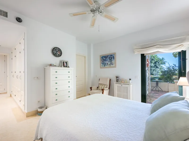 Exceptional south-facing apartment with great potential for extension in Capanes del Golf, Benahavís