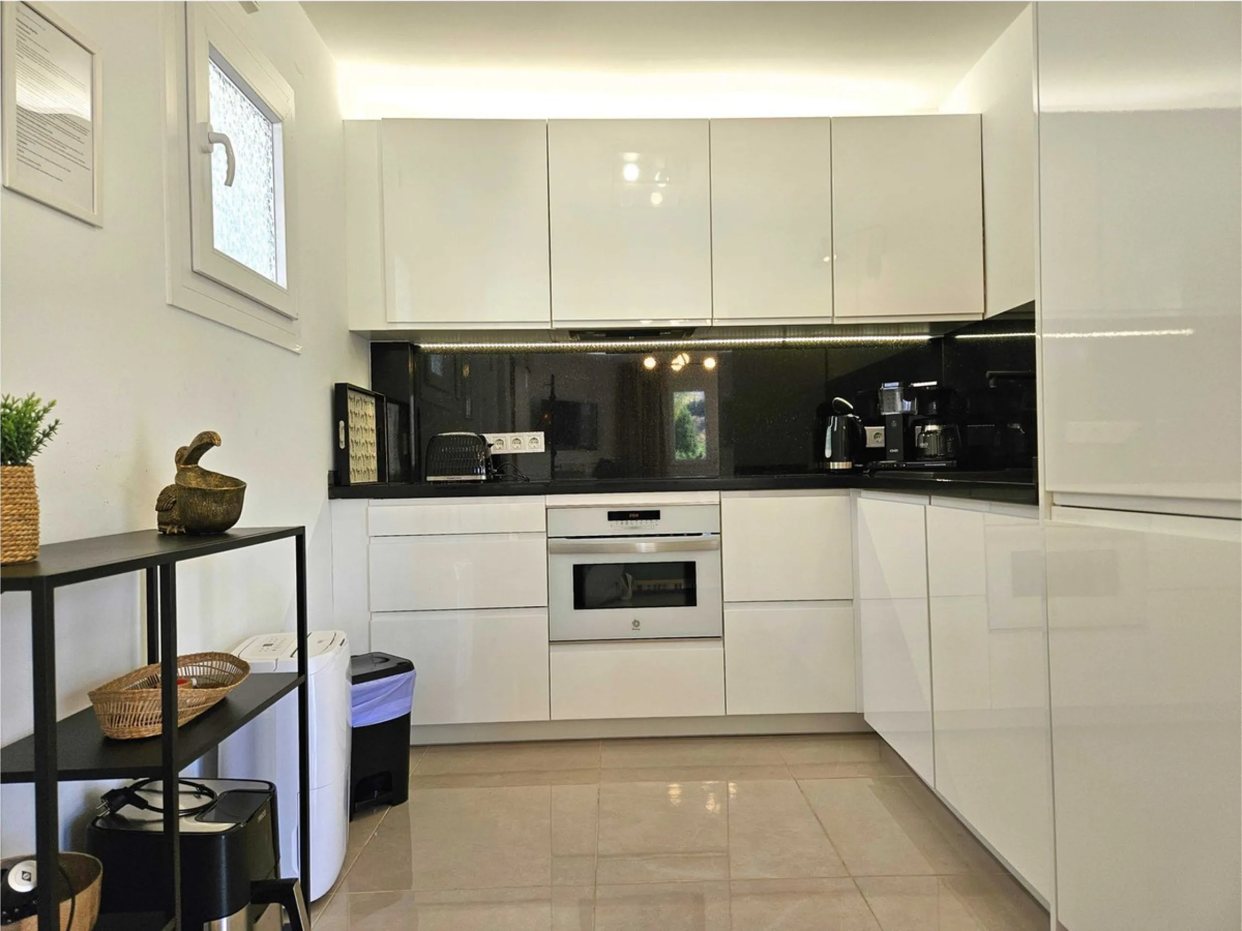 Renovated with tourist licence and large terrace 500 m from the beach.