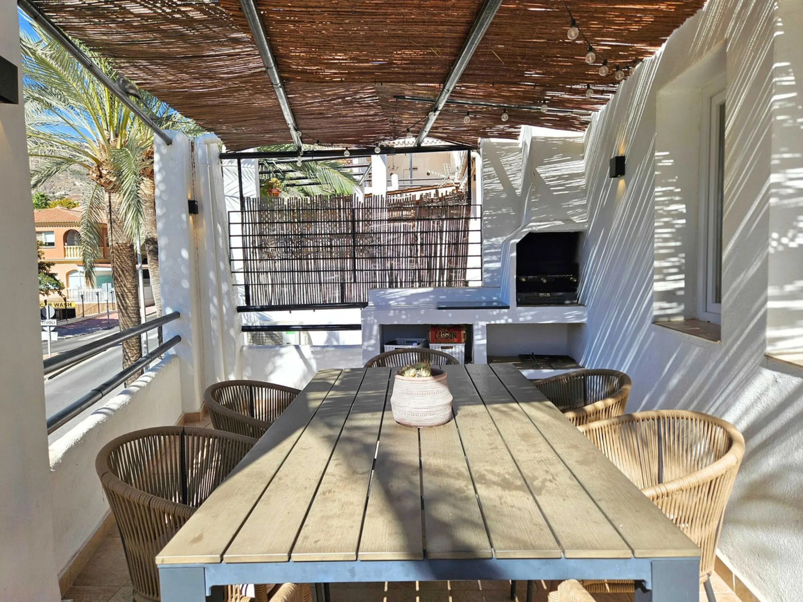 Renovated with tourist licence and large terrace 500 m from the beach.