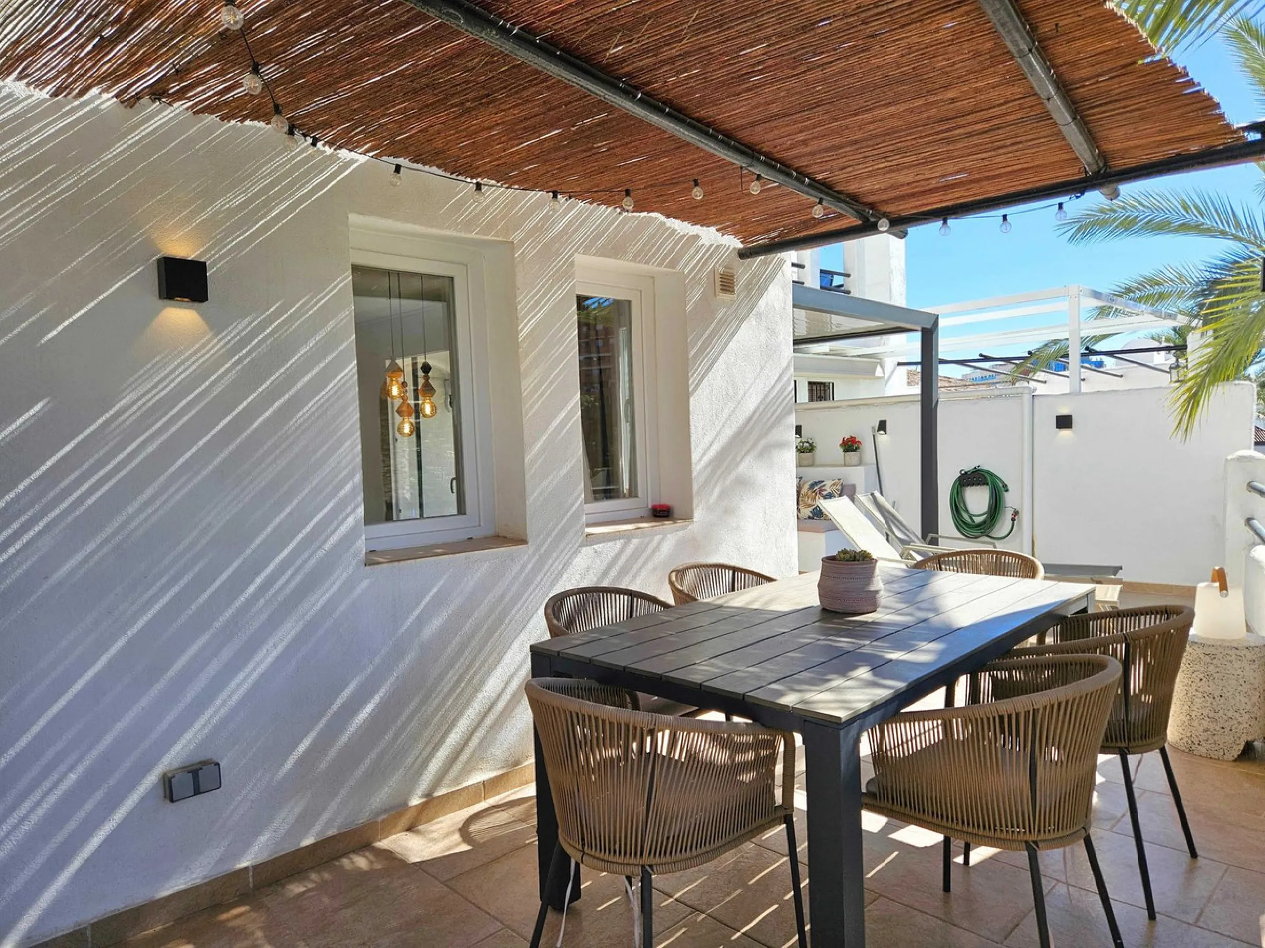Renovated with tourist licence and large terrace 500 m from the beach.