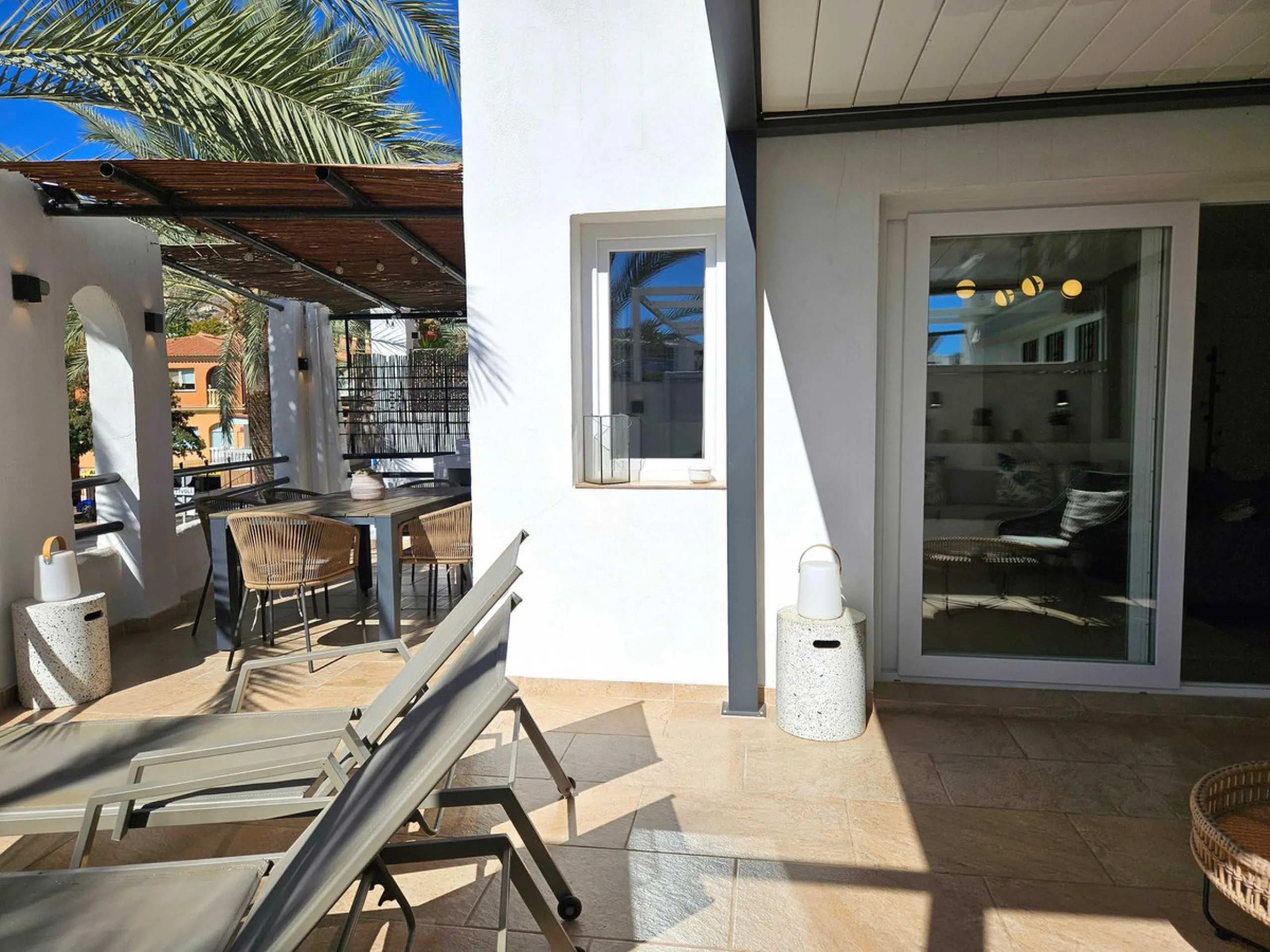 Renovated with tourist licence and large terrace 500 m from the beach.