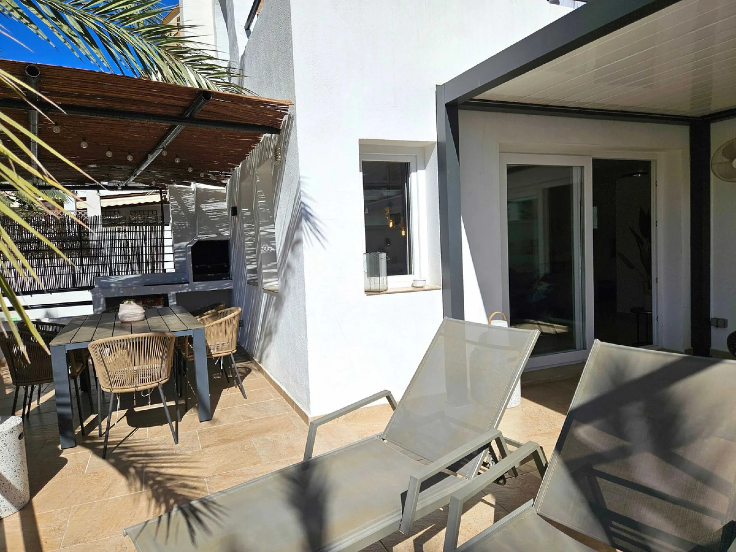 Renovated with tourist licence and large terrace 500 m from the beach.