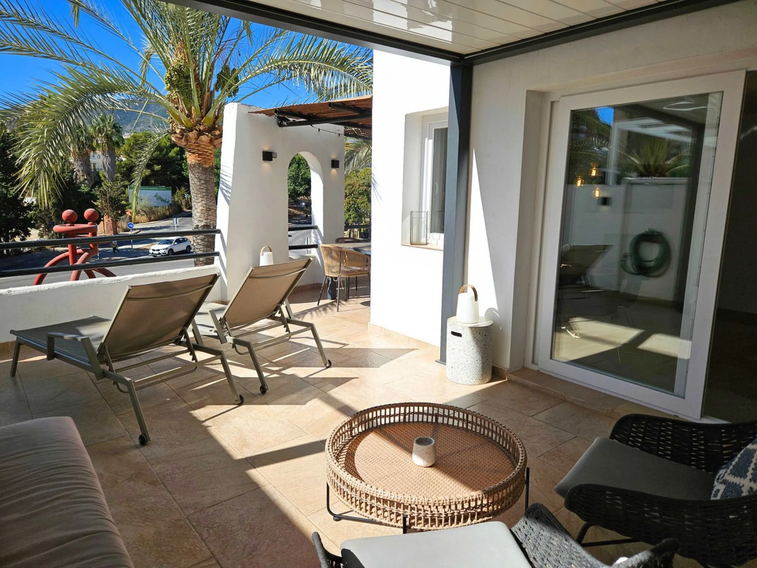 Renovated with tourist licence and large terrace 500 m from the beach.