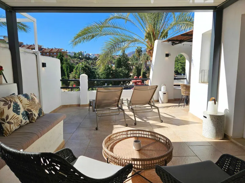 Renovated with tourist licence and large terrace 500 m from the beach.