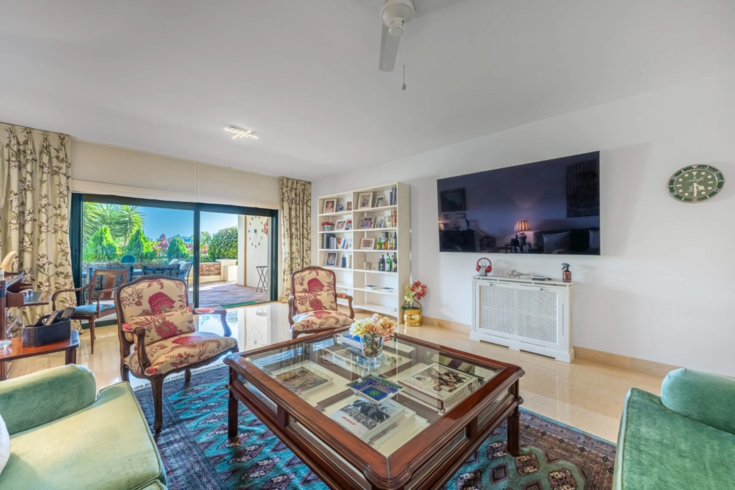 Exceptional south-facing apartment with great potential for extension in Capanes del Golf, Benahavís