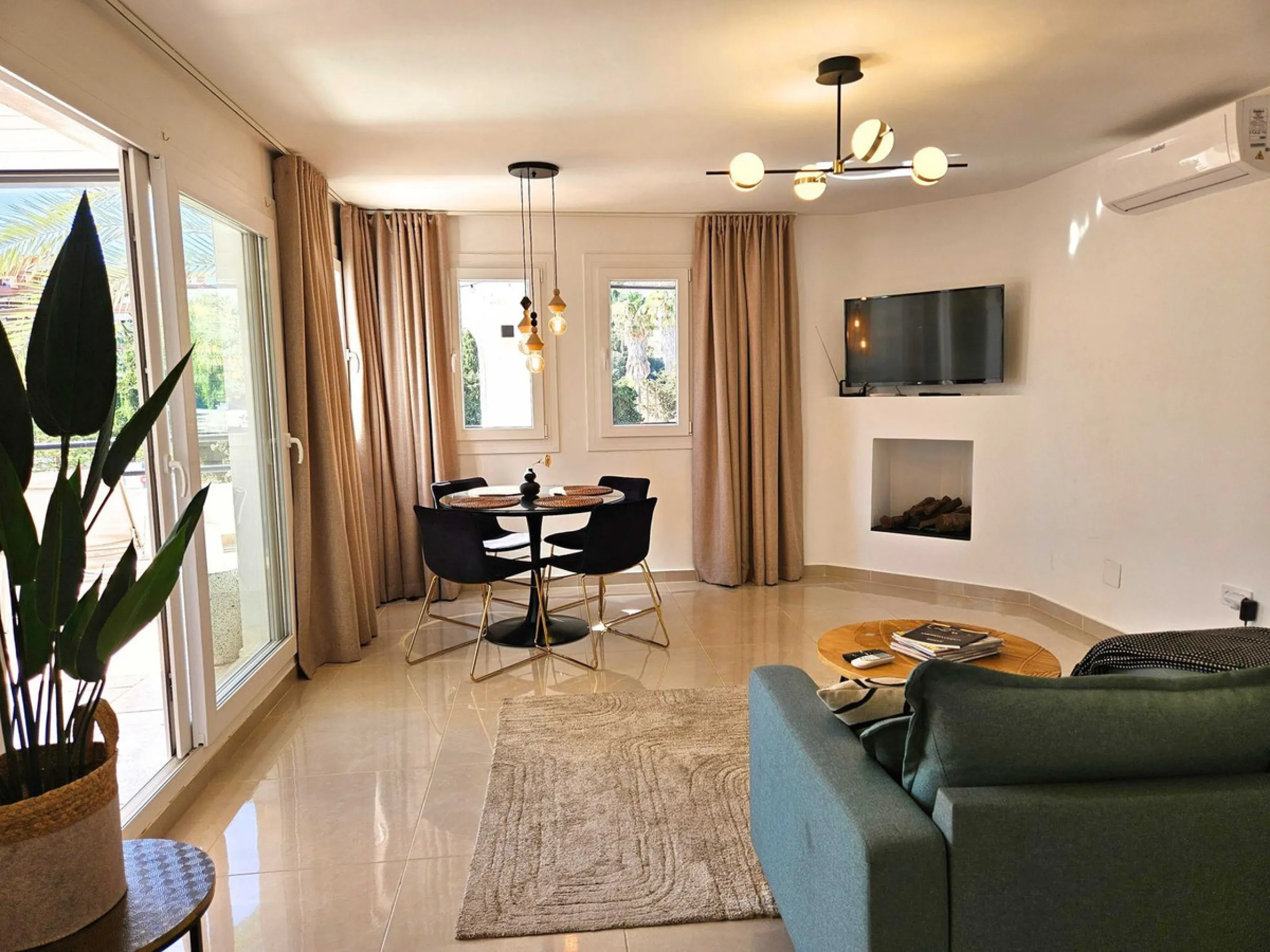Renovated with tourist licence and large terrace 500 m from the beach.